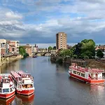 Pine Boutique With Hot Tub For Couples & Dog * York