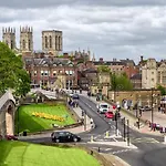 Pine Boutique With Hot Tub For Couples & Dog * York