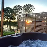 Pine Boutique With Hot Tub For Couples & Dog * York