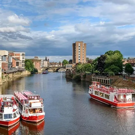 Pine Boutique With Hot Tub For Couples & Dog * York