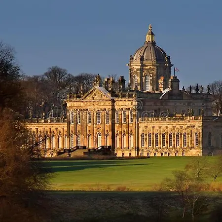 Pine Boutique With Hot Tub For Couples & Dog Holiday home York