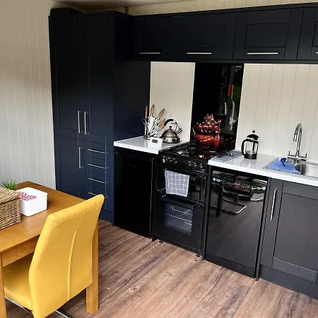 Pine Boutique With Hot Tub For Couples & Dog *