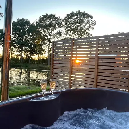 Pine Boutique With Hot Tub For Couples & Dog * York