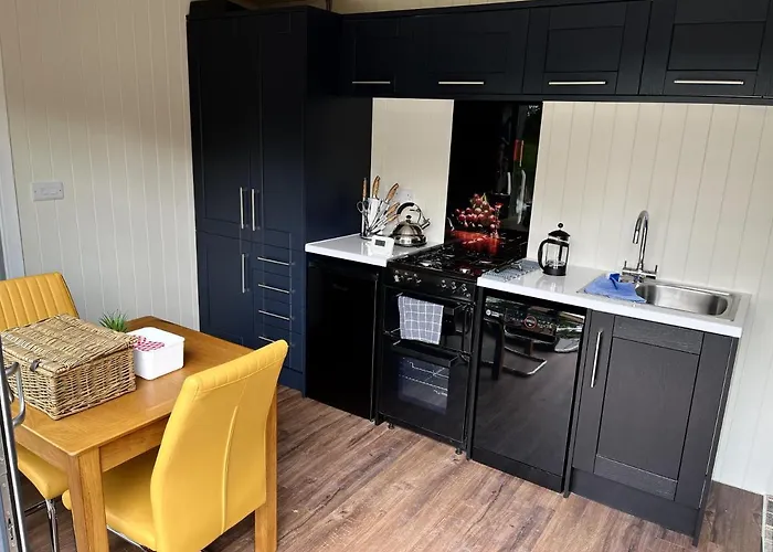 Pine Boutique With Hot Tub For Couples & Dog *