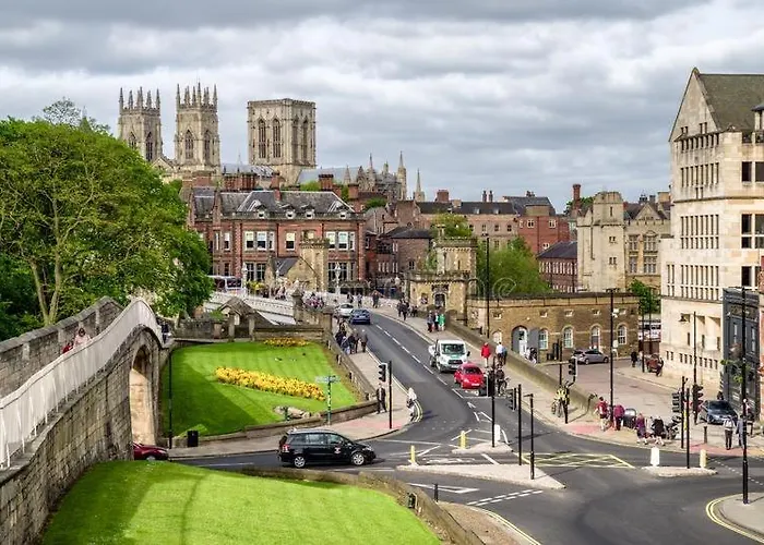 Pine Boutique With Hot Tub For Couples & Dog * York