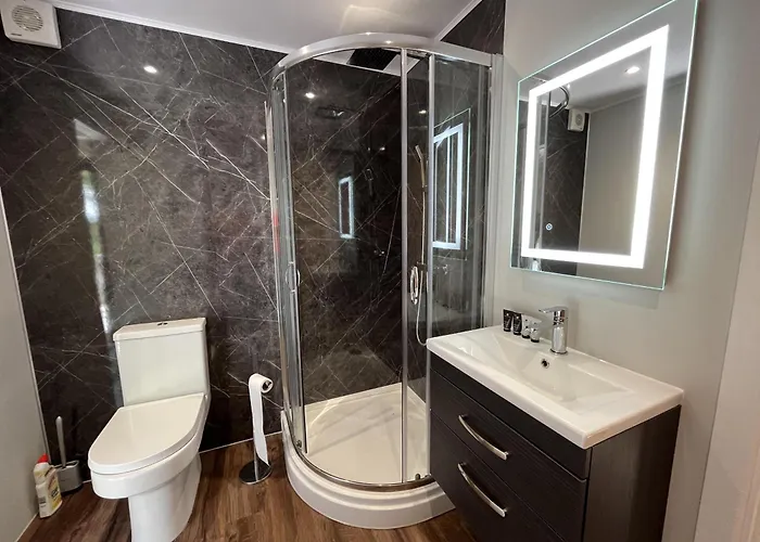 Pine Boutique With Hot Tub For Couples & Dog