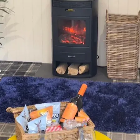 Dom wakacyjny Pine Boutique With Hot Tub For Couples & Dog