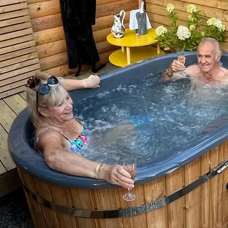 Pine Boutique With Hot Tub For Couples & Dog York