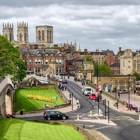 Pine Boutique With Hot Tub For Couples & Dog * York