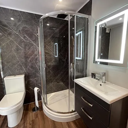 Pine Boutique With Hot Tub For Couples & Dog